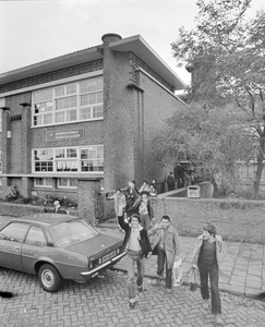 882159 Gezicht op een deel van de voorgevel van het schoolgebouw Marnixlaan 362 te Utrecht, met enkele internationale ...